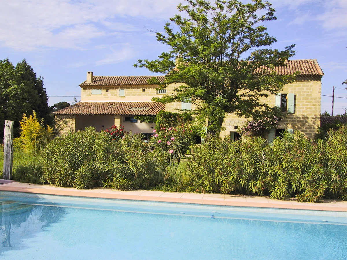 Saint Quentin la Poterie Landhaus aussen Yogaferien Provence Engemann